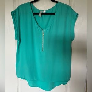 👚TACERA Green top with gold zipper detail.